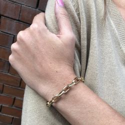 PU1203 Pulsera oro 18k hueca con eslabón alargado un diseño elegante y cómodo de llevar