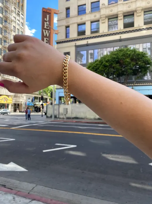 PU203 Pulsera de hombre en Oro de 18K con cadena barbada resistente y elegante cierre de mosquetón