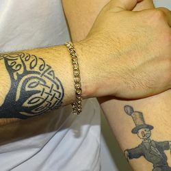 PU203 Pulsera de hombre en Oro de 18K con cadena barbada resistente y elegante cierre de mosquetón