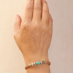 WB405X Pulsera Plata de Palo mujer cordón de cuero color camel fina, discreta y elegante