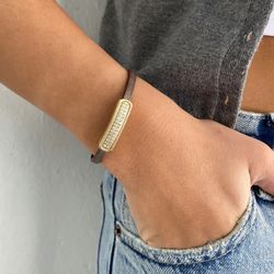 WB428X Pulsera mujer PLATA DE PALO de cuero con pieza de bronce y circonitas blancas elegante y llevadera cierre mosquetón