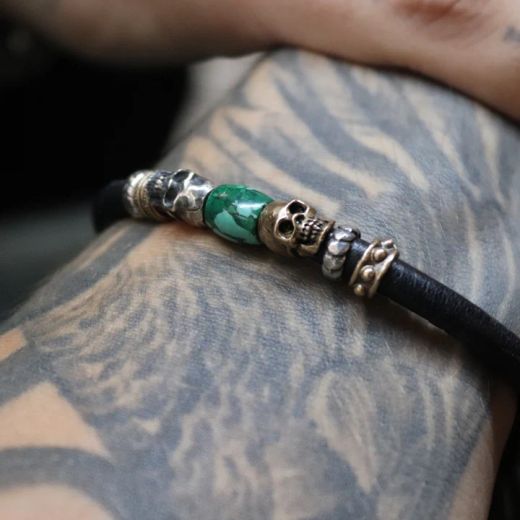 SB215X Pulsera Plata de Palo colección Kuro Enso de cuero con calaveras y resina turquesa