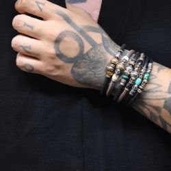 SB211X Pulsera PLATA DE PALO original y moderna de cuero con calavera de bronce y resina ojo de tigre