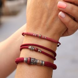 Pulsera Plata de Palo de nylon color granate Referencia:BB049G con resina granate, acero inoxidable y bronce