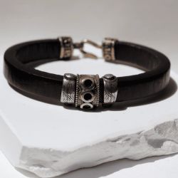 MB278X Pulsera Plata de Palo hombre Ryomen de cuero con piezas de plata y bronce, cierre fuerte y sólido de gancho