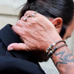 SB214X Pulsera PLATA DE PALO unisex modelo Ishi de cuero con calaveras en plata de ley, bronce y dos resinas blancas