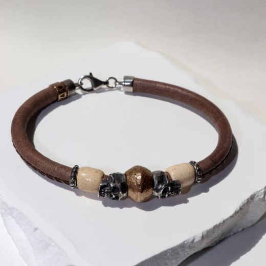 SB214X Pulsera PLATA DE PALO unisex modelo Ishi de cuero con calaveras en plata de ley, bronce y dos resinas blancas