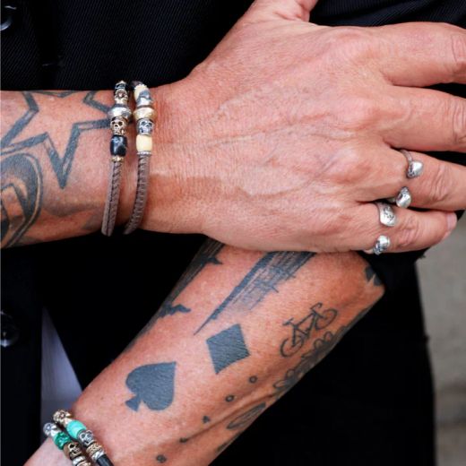 SB214X Pulsera PLATA DE PALO unisex modelo Ishi de cuero con calaveras en plata de ley, bronce y dos resinas blancas