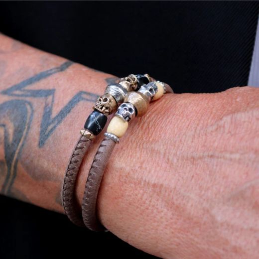 SB21X Pulsera Plata de Palo unisex de cuero con calaveras de bronce y resinas negras cierre mosquetón