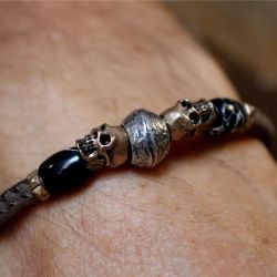 SB21X Pulsera Plata de Palo unisex de cuero con calaveras de bronce y resinas negras cierre mosquetón