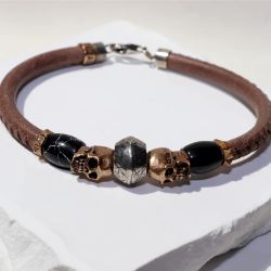 SB21X Pulsera Plata de Palo unisex de cuero con calaveras de bronce y resinas negras cierre mosquetón