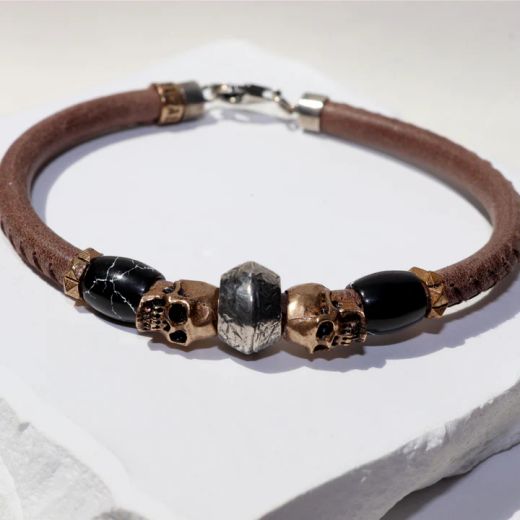 SB21X Pulsera Plata de Palo unisex de cuero con calaveras de bronce y resinas negras cierre mosquetón