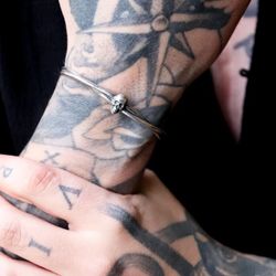 Pulsera rígida modelo Ander SB194X Plata de Palo de plata 925 con una calavera