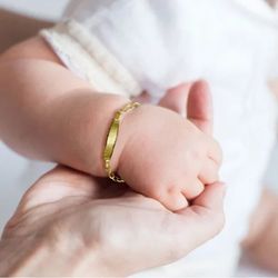 Ref PU1144 Pulsera oro 18k infantil para bebé con placa para grabar matizada y bisel pulido lapidado, acabada muy elegante