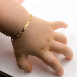 PU1152 Pulsera oro de bebé con placa para grabar con cierre de reasa de seguridad