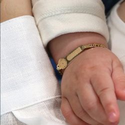 Ref, PU217 Pulsera bonita de bebé o comunión en oro 18k con placa y reloj para grabar la hora de nacimiento o celebración de la comunión cierre reasa reforzada