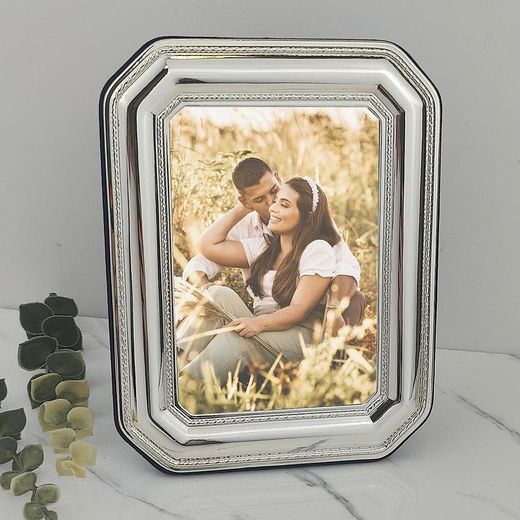 Ref,931D Marco en plata para foto de 9x13 cm decorado con una cenefa que lo deja elegante y muy bien acabado, ideal como regalo para pareja
