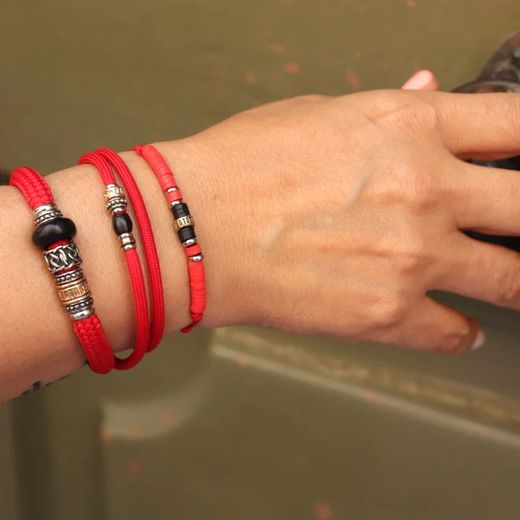 Referencia: BB049R Pulsera Plata de Palo de nylon rojo, cierre magnético y resina negra