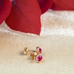 02-194005 Pendientes mujer tipo botón de oro con rosetón de diamantes y zafiro