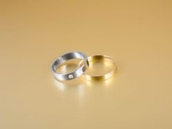 SKU: 171-GOB/1 Alianza matrimonio de oro blanco 18k cuadrada con diamante