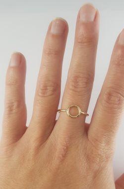 Guile1 Anillo oro de 18K motivo círculo calado que le da un toque moderno y singular