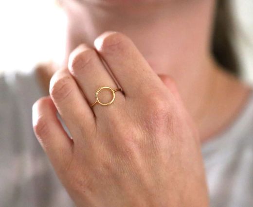 Guile1 Anillo oro de 18K motivo círculo calado que le da un toque moderno y singular