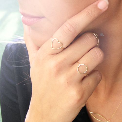 Guile1 Anillo oro de 18K motivo círculo calado que le da un toque moderno y singular