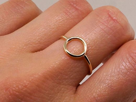 Guile1 Anillo oro de 18K motivo círculo calado que le da un toque moderno y singular