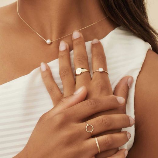 Guile1 Anillo oro de 18K motivo círculo calado que le da un toque moderno y singular
