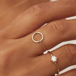Guile1 Anillo oro de 18K motivo círculo calado que le da un toque moderno y singular