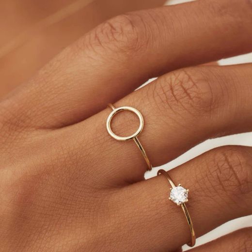 Guile1 Anillo oro de 18K motivo círculo calado que le da un toque moderno y singular