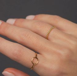 Guile1 Anillo oro de 18K motivo círculo calado que le da un toque moderno y singular