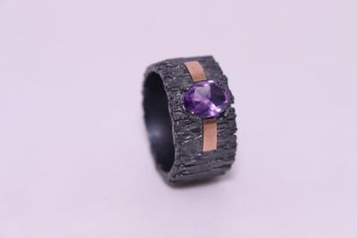 Sortija LISBOA de mujer en plata con textura y gema de color