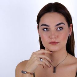 Sortija LISBOA de mujer en plata con textura y gema de color