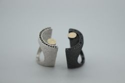 Sortija Munich elegante de mujer con textura surcada de plata y oro