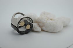 Sortija Munich elegante de mujer con textura surcada de plata y oro