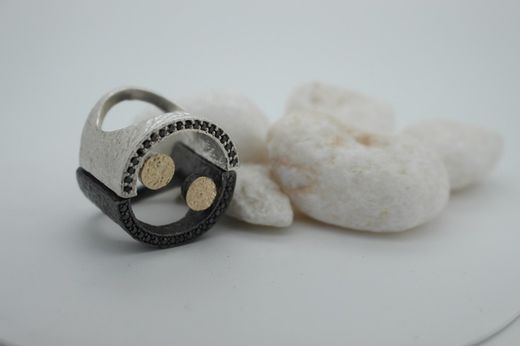 Sortija Munich elegante de mujer con textura surcada de plata y oro