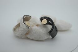 Sortija Munich elegante de mujer con textura surcada de plata y oro