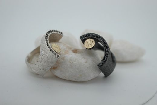 Sortija Munich elegante de mujer con textura surcada de plata y oro