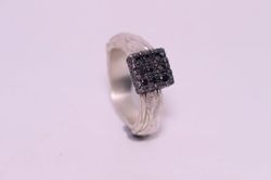 Sortija PARIS de plata para mujer con textura y circonitas negras