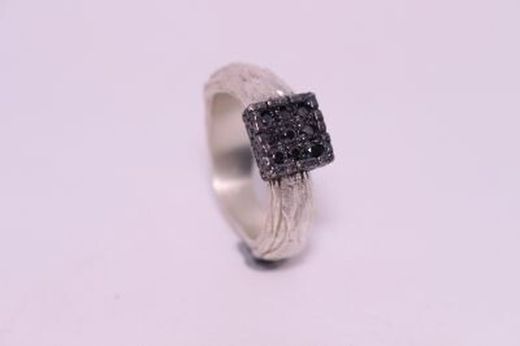 Sortija PARIS de plata para mujer con textura y circonitas negras