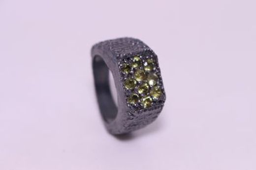 Sortija VIENA en plata de ley oxidada con gemas de colores