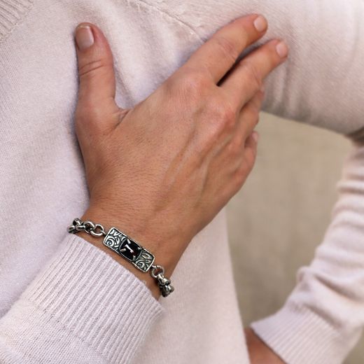WB383X Pulsera Plata de Palo modelo Delia para mujer, chapa adornada con un cabujón de granate natural, añadiendo un toque de color y sofisticación a tu look