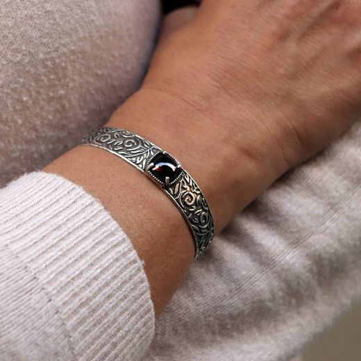 WB385X Pulsera PLATA DE PALO modelo Temis para mujer chapada en Plata 10 micras con cabujón central de granate natural de 10x10 milímetros.