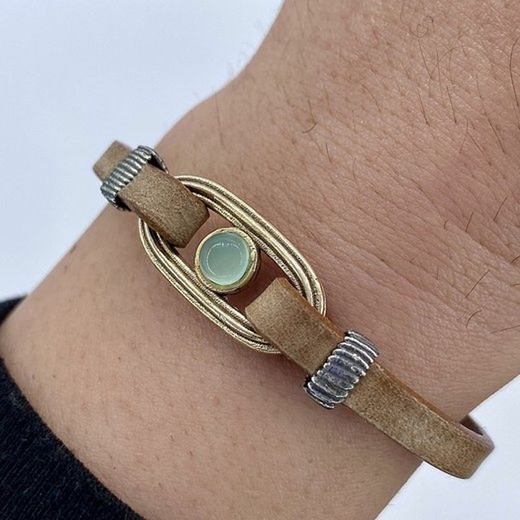 WB409X Pulsera Plata de Palo mujer de cuero plano color camel de 5 mm, eslabón de bronce con cabujón central de color calcedonia