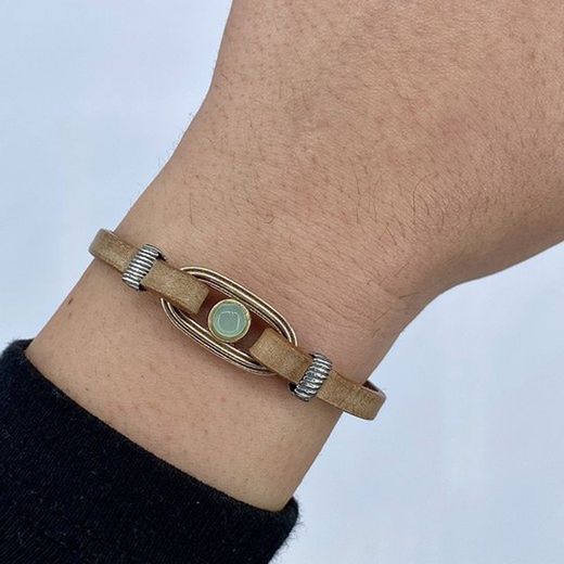 WB409X Pulsera Plata de Palo mujer de cuero plano color camel de 5 mm, eslabón de bronce con cabujón central de color calcedonia