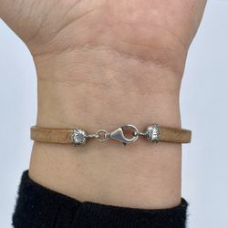 WB409X Pulsera Plata de Palo mujer de cuero plano color camel de 5 mm, eslabón de bronce con cabujón central de color calcedonia