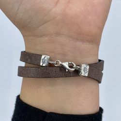 WB412X Pulsera Plata de Palo mujer doble de cuero plano marrón oscuro de 7 milímetros con eslabón de bronce con 2 circonitas blancas y cabujón color calcedonia