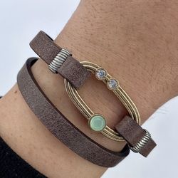 WB412X Pulsera Plata de Palo mujer doble de cuero plano marrón oscuro de 7 milímetros con eslabón de bronce con 2 circonitas blancas y cabujón color calcedonia
