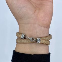 WB413X Pulsera Plata de Palo mujer con doble de cuero plano camel oscuro de 7 milímetros con eslabón de bronce con cabujón de cuarzo fumé facetado